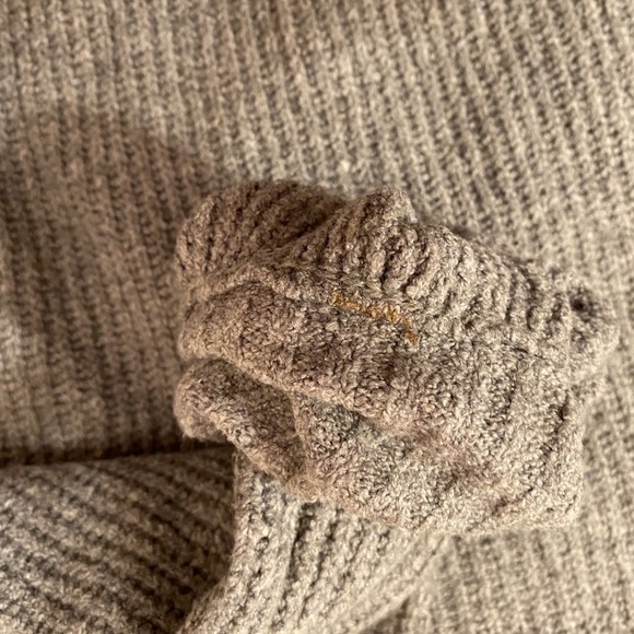 ⭐️HP⭐️ EUC hooded American Eagle Sweater - Picture 7 of 13